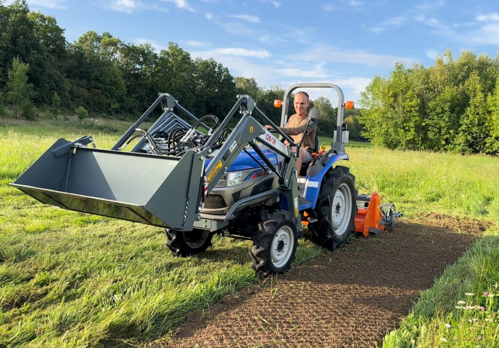 uslugi-ogrodnicze-traktor
